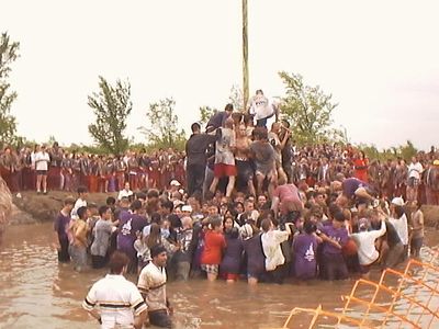 Frosh pyramid forming at the Greasepole